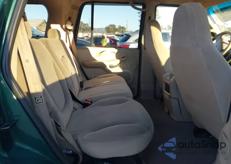 2000 Ford Expedition Xlt z USA, uszkodzony, nr VIN 1FMRU1561YLB60330